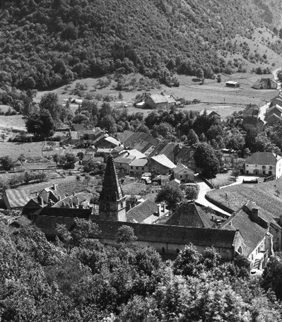 Village and former abbey from the north