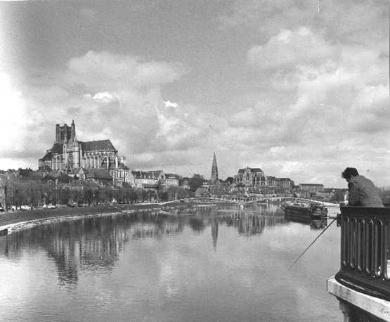 Seen from the river Yonne, from the south east