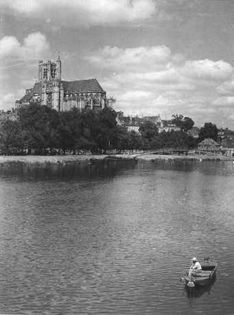 Seen from the river Yonne, from the south east