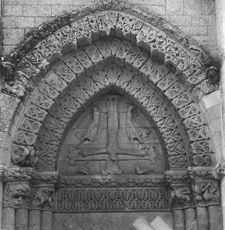 Western facade, left niche, tympanum: Crucifixion of Saint Peter