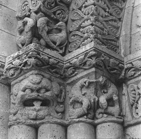 Western facade, left niche: foliage, mask and fabulous animals fighting