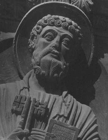 Westportaal, linker portaalwang, detail: hoofd van Petrus