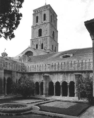 Kloosterhof richting noordwesten (romaanse galerij)