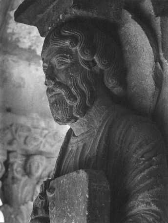 Kruisgang, noordoostelijke hoekpijler, detail: Mattheus