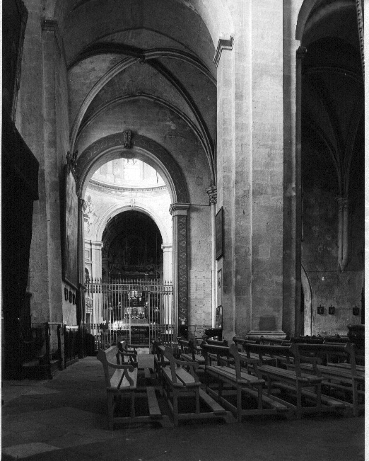 Schip richting noordelijk zijschip en Chapelle Sainte-Anne