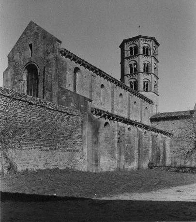 Voormalige priorij Sainte-Trinité; Kerk met vieringstoren vanuit het zuidwesten