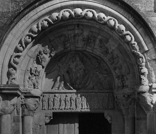 Voormalige priorij Sainte-Trinité; Westportaal van de kerk, timpaan