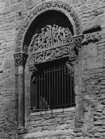 Portaal in de buitenmuur van de voormalige priorij Saint-Trinité; Boogveld met bijbelse scènes