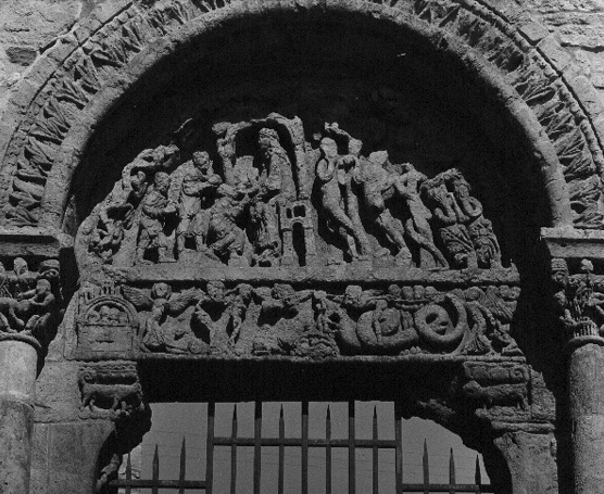 Portaal in buitenmuur van de voormalige priorij Sainte-Trinité, detail; boogveld met bijbelse scenes