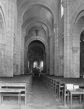 Kerk van de voormalige priorij Sainte-Trinité; Middenschip richting oosten