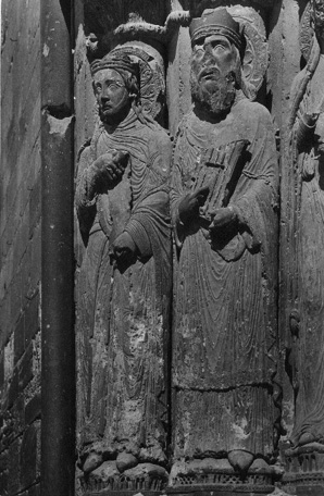 Westportaal detail; beelden aan de linker portaalwang