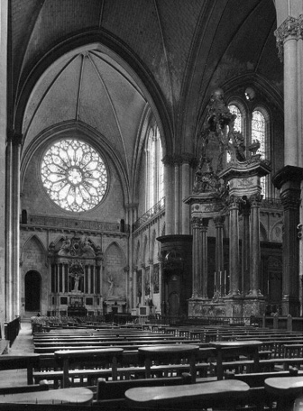 Viering richting het noordtransept met rechts altaarbaldakijn