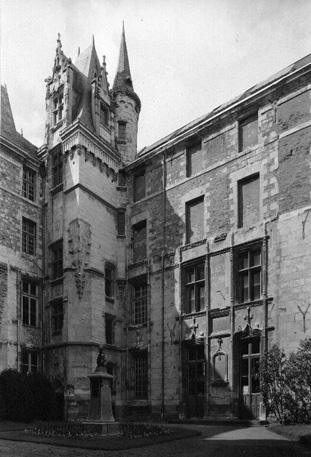 Logis Barrault; Binnenhof  met zicht op hoektoren