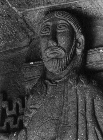 Westportaal, timpaan, detail: Christus