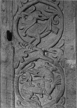 Westportaal, detail: reliëf van de rechter deurpost