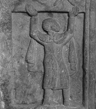 Westportaal, detail: onderste reliëf van de linker portaalwang
