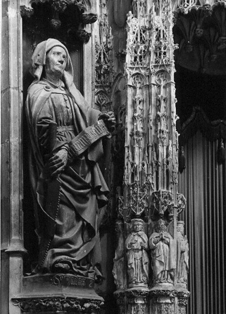 Beeld aan de zuidelijke doorgang van de koorsluiting: Judas met zaag