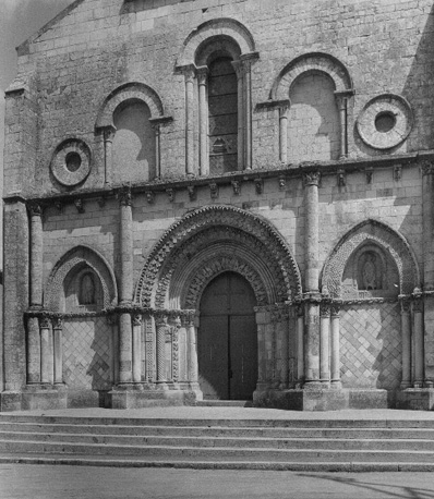 Onderste deel van de westfacade van de voormalige abdijkerk