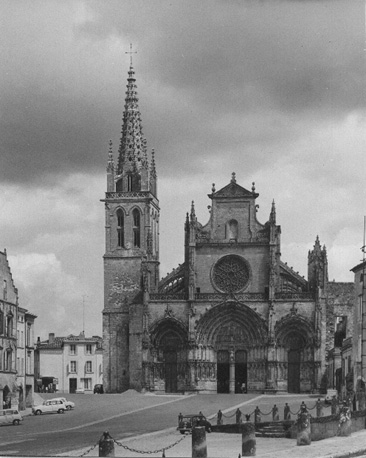 Gezicht op de westfacade aan de Place de la Cathédrale