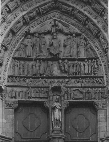 Westfacade, middenportaal, timpaan en latei : Laatste Oordeel
