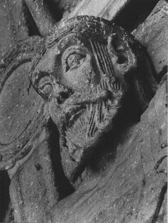 Zuidportaal, timpaan, detail: hoofd van Christus