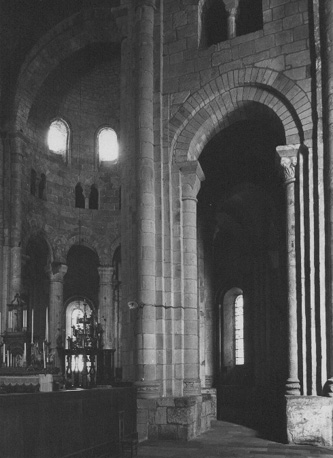 Gezicht in apsis en kooromgang vanuit het zuidtransept