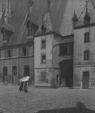 Binnenhof naar het noorden, met uitgang naar de Rue de l'Hopital