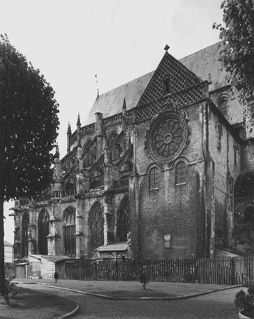 Apsis en transept vanuit het noordwesten, met de Roue de la fortune