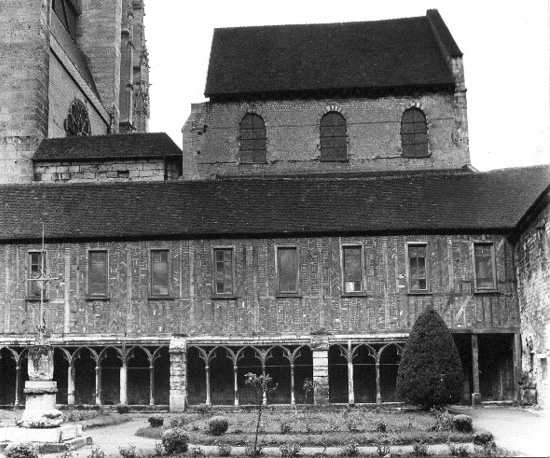 Kloosterhof naar het zuiden, met zuidelijke kruisgang en het bovenste deel van het Basse-Oeuvre