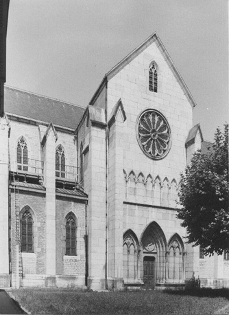 Noordgevel (waarschijnlijk) met transept en portaal