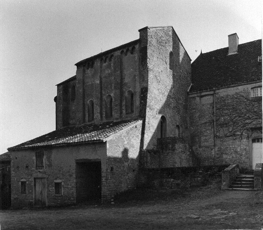 Gebouwen van de priorij vanuit het noordwesten, met de Chapelle des Moines in het oosten
