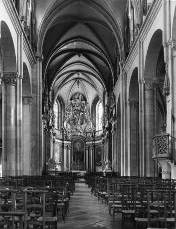 Middenschip naar Chapelle Saint-Suaire (oostelijke apsis)