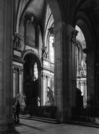 Gezicht in de oostelijke apsis (Chapelle Saint-Suaire) vanuit het zuidwesten