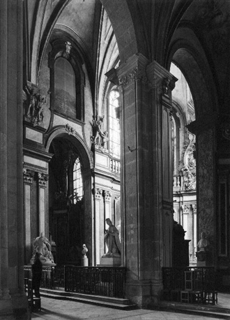 Gezicht in de oostelijke apsis (Chapelle Saint-Suaire) vanuit het zuidwesten