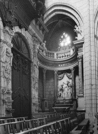 Gezicht in het baptisterium vanuit het schip, met links de onderkant van de orgeltribune