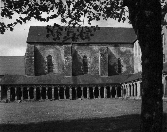Gezicht op de kerk en de kruisgang vanuit het zuidwesten