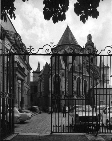 Gezicht vanuit het oosten op het koor van de kathedraal en de facade van de Évêché
