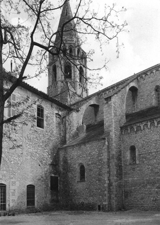 Hoek van het schip en transept, met vieringstoren