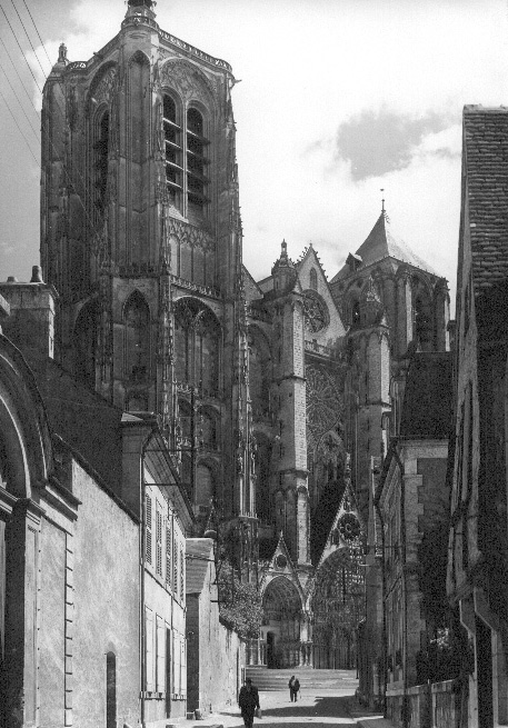 Westfacade vanuit de Rue Porte-Jaune in het noordwesten