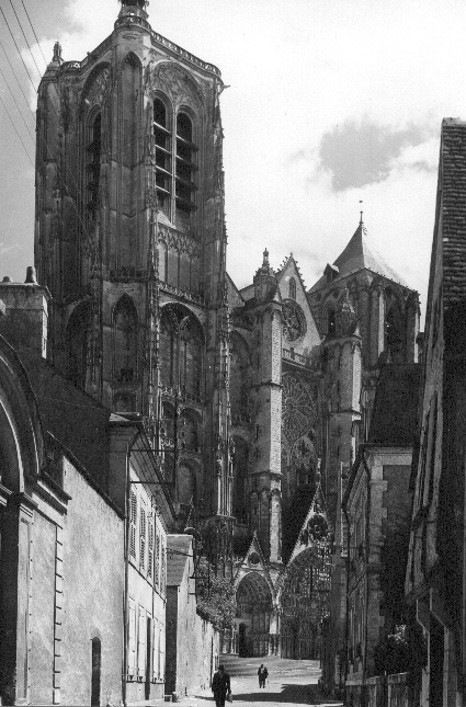 Westfacade vanuit de Rue Porte-Jaune in het noordwesten