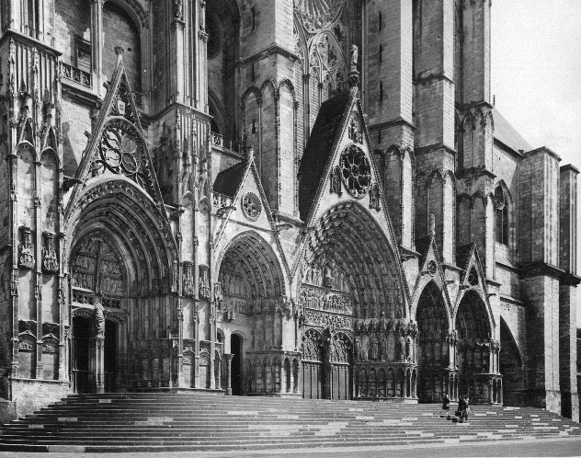 Westfacade, de vijf portalen vanuit het noordwesten