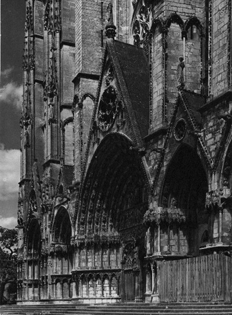 Westfacade, de portalen vanuit het zuidwesten (Saint-Ursin portaal is niet zichtbaar)