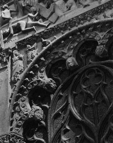 Westfacade, midden portaal, detail: linker zwik onder de latei van het portaal