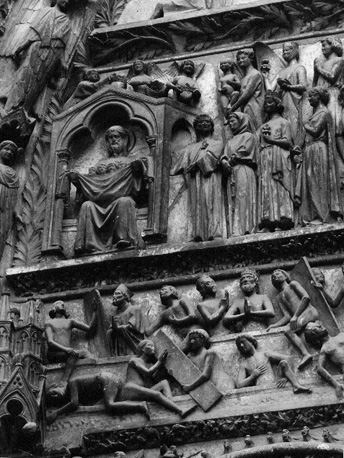 Westfacade, middenportaal, timpaan en latei, detail links