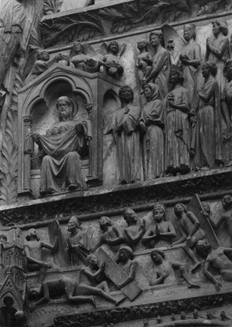 Westfacade, middenportaal, timpaan en latei, detail links