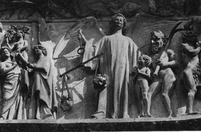 Westfacade, middenportaal, timpaan, detail: aartsengel Michaël weegt de zielen