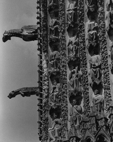 Westfacade, middenportaal, voussurefiguren en waterspuwers linksonder