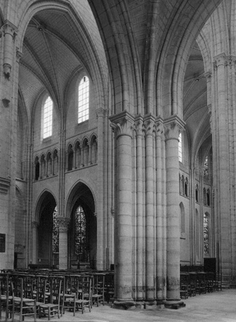 Gezicht richting noordoosten in schip en transept vanuit de zuidelijke zijbeuk
