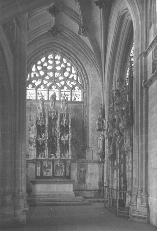Chapelle des Sept-Joies naar het oosten, met altaar en deel van tombe van Marguerite d'Autriche