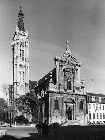 Westfacade en klokkentoren vanuit het noordwesten